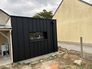 Réalisation de pose de bardage en alu noir à Saint-Mars-du-Désert