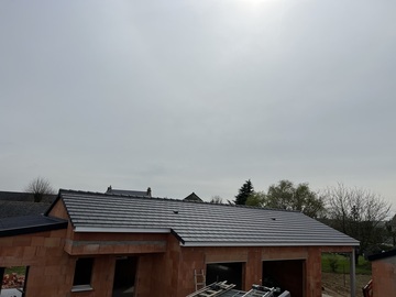 Pose de tuile plate noir et de bac acier sur la commune de Mouzeil